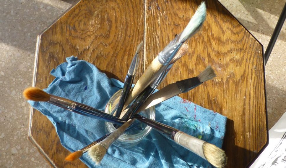 advantages and disadvantages of acrylic paint